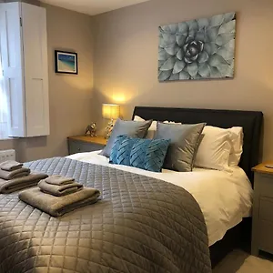 The Basement Flat - Free Parking Space Apartment