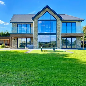 Stunning Modern Set In Beautiful Grounds. Holiday home